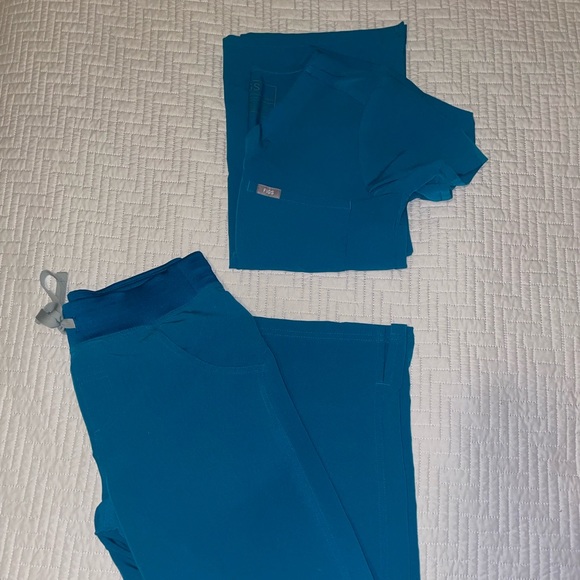 Figs Pants - Figs set. Catarina top and Kade bottoms.